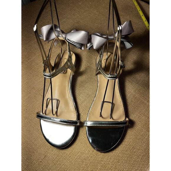 Silver Sandals with Bows- Big Girls size 3.5 Xian Meng Xian Ying - Picture 1 of 15